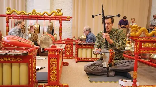 Gamelan, alat musik tradisional khas Indonesia, telah menjadi bagian tak terpisahkan dari identitas budaya Nusantara