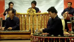 Pi Phat adalah ansambel musik perkusi tradisional yang memiliki peran penting dalam budaya dan ritual Thailand