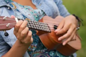 Ukulele adalah ikon alat musik Hawai yang paling terkenal
